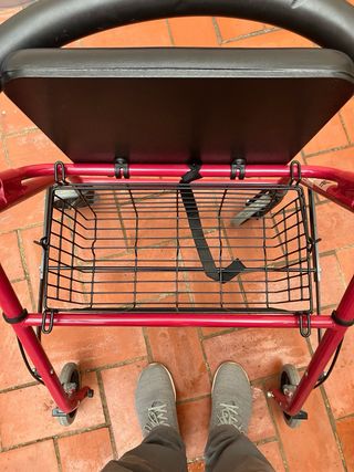 Andador plegable , con asiento y frenos