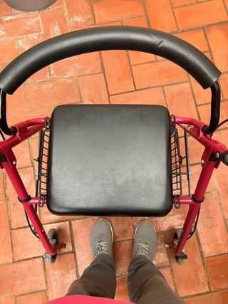 Andador plegable , con asiento y frenos