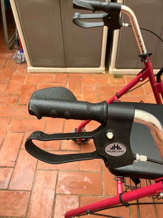 Andador plegable , con asiento y frenos