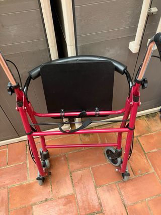 Andador plegable , con asiento y frenos