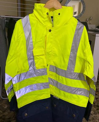 Chaqueta impermeable reflectante azul y amarilla