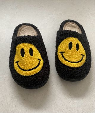 Zapatillas emoji happy negras y amarillas