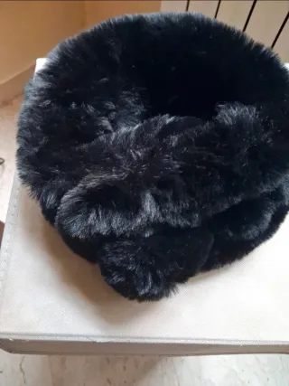 Caldo collo ecopelliccia nero con bottone pompon
