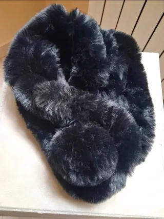 Caldo collo ecopelliccia nero con bottone pompon