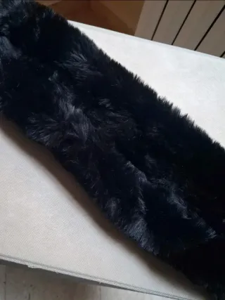 Caldo collo ecopelliccia nero con bottone pompon