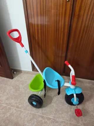 Triciclo infantil azul con barra de paseo