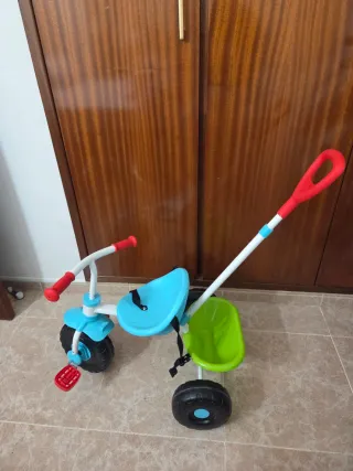 Triciclo infantil azul con barra de paseo
