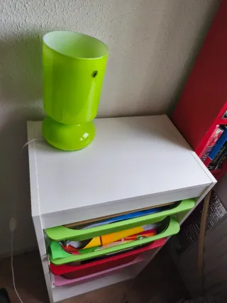 Estantería Ikea con cajones de plástico.