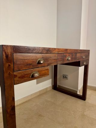 Mueble de madera maciza con 5 cajones y tiradores