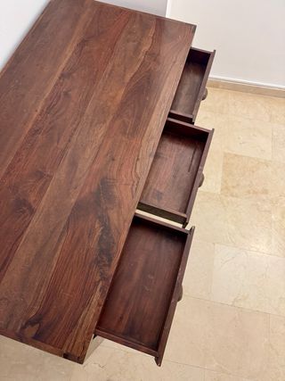 Mueble de madera maciza con 5 cajones y tiradores