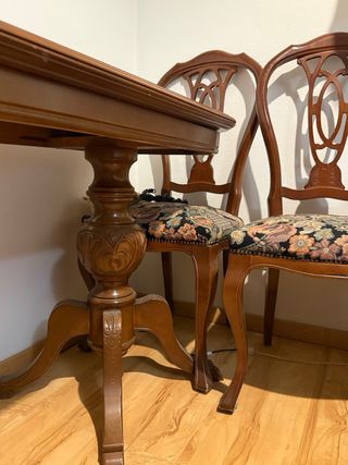 Mesa plegable y 4 sillas de comedor estilo clásico