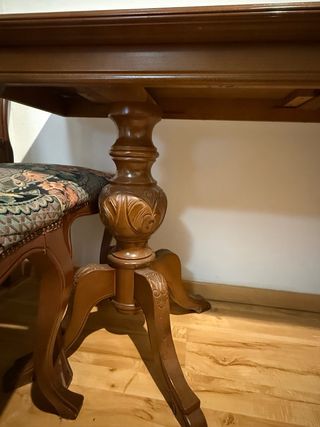 Mesa plegable y 4 sillas de comedor estilo clásico