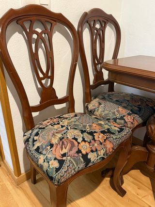 Mesa plegable y 4 sillas de comedor estilo clásico