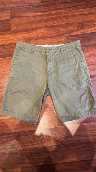 Pantalón corto chino Levi's verde oliva