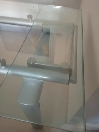 Mesa de cristal y metal