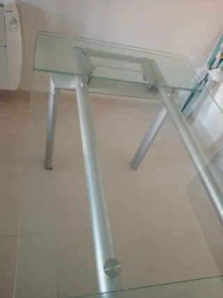 Mesa de cristal y metal