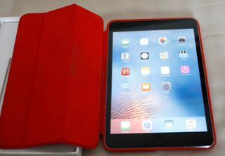 iPad Mini 4 7.9'' 16GB. En caja y con carcasa roja