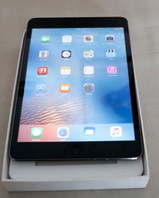 iPad Mini 4 7.9'' 16GB. En caja y con carcasa roja
