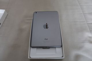 iPad Mini 4 7.9'' 16GB. En caja y con carcasa roja