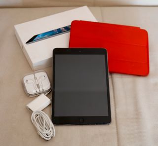 iPad Mini 4 7.9'' 16GB. En caja y con carcasa roja