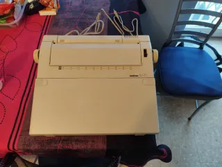 Máquina de escribir eléctrica Brother AX-15