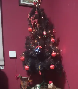 Árbol de Navidad Negro con Adornos Rojos