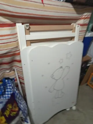 Cuna blanca con osito