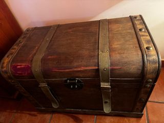 Baúl de madera con detalles metálicos