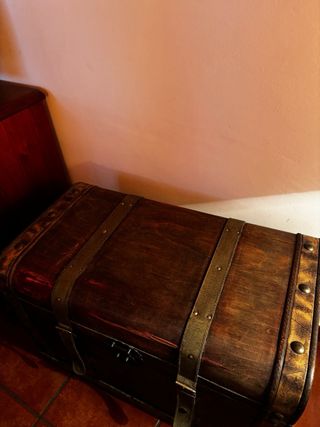 Baúl de madera con detalles metálicos