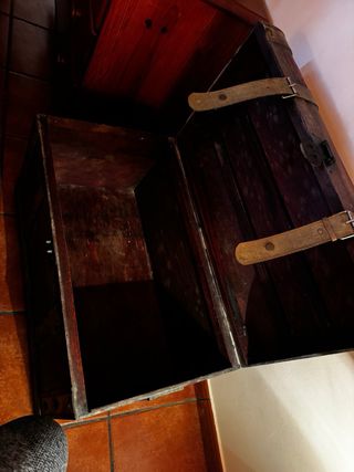 Baúl de madera con detalles metálicos