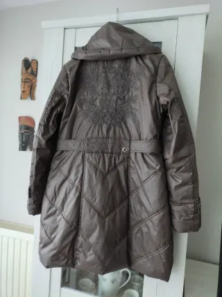 Abrigo acolchado marrón, plumífero, parka