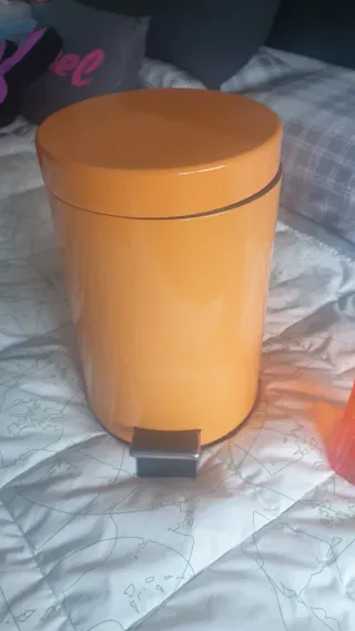 Papelera Naranja y Vaso para Cepillos