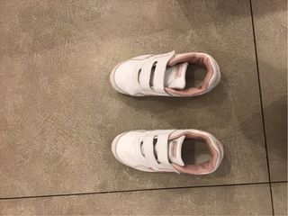Zapatos para niña talla 32.