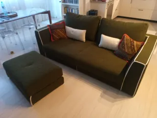 Sofá grande verde con puff