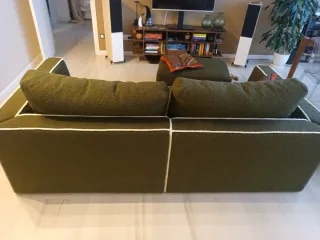 Sofá grande verde con puff