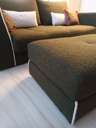 Sofá grande verde con puff