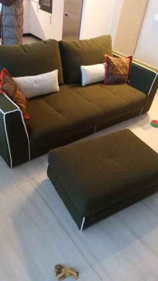 Sofá grande verde con puff