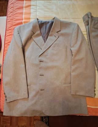 Traje gris elegante
