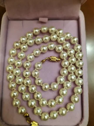 Collar de perlas con cierre dorado