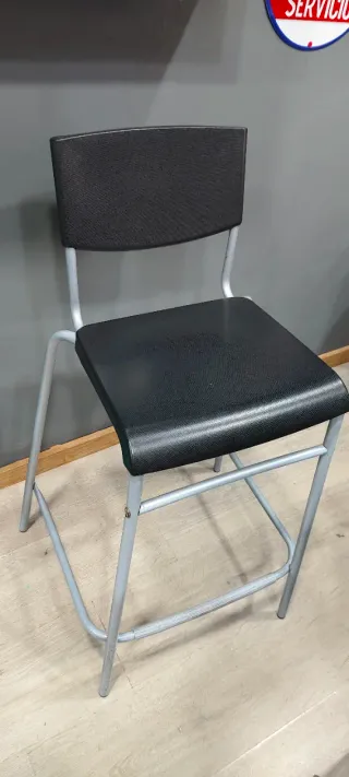 Taburete alto negro y gris