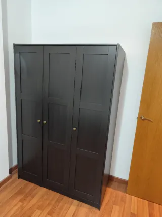 Armario de madera oscuro