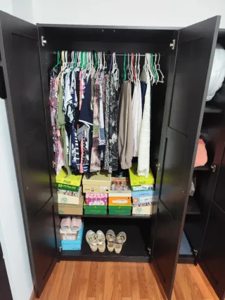 Armario de madera oscuro