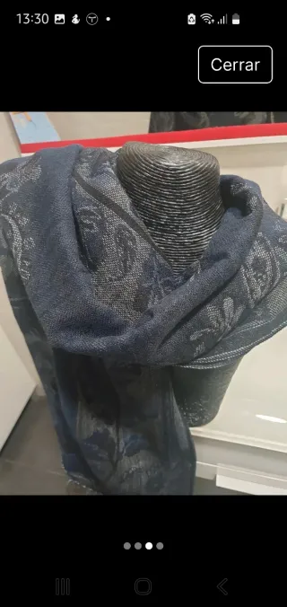 Pañuelo/bufanda azul y plateado con estampado flor