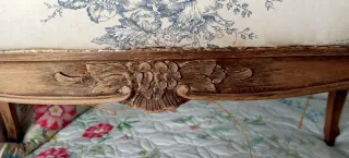 Descalzadora estilo francés tapizada. Roble macizo