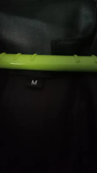 Abrigo largo negro impermeable