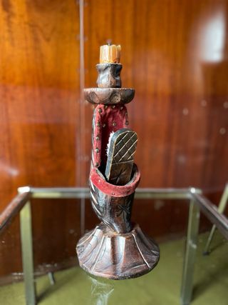 limpiabotas y candelabro tallado a mano en madera