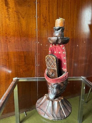 limpiabotas y candelabro tallado a mano en madera