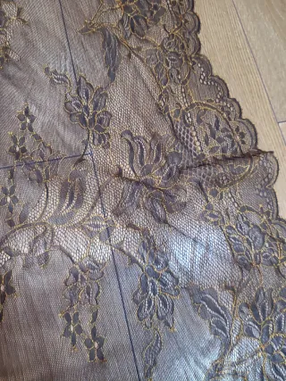 Mantilla triangular encaje marrón y dorado