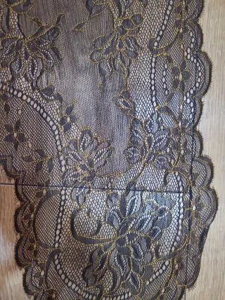 Mantilla triangular encaje marrón y dorado