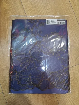 Mantilla triangular encaje marrón y dorado